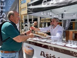 HOSTECAR y CaféLab reparten más de tres mil frappés de asiático en el casco histórico de Cartagena