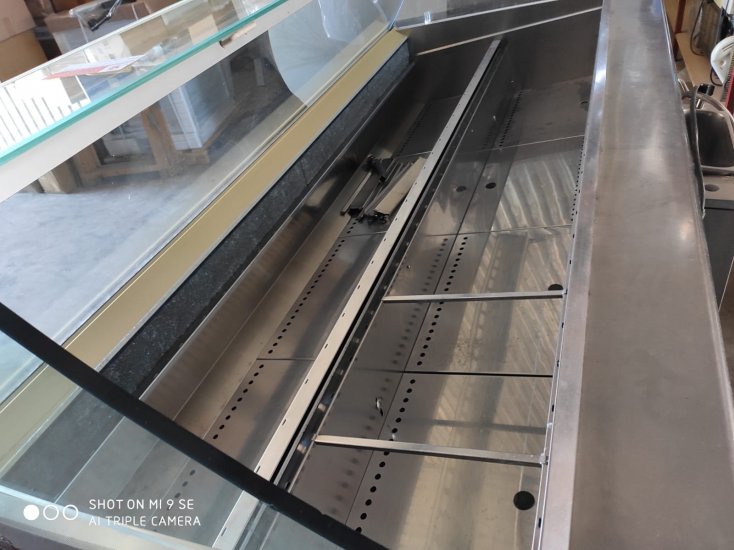 SE VENDE VITRINA PARA HELADOS (24 SABORES)