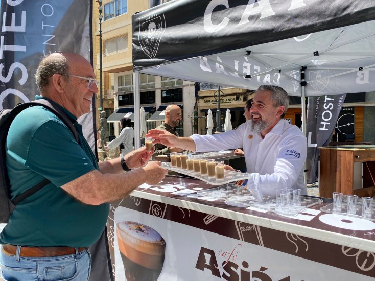 HOSTECAR y CaféLab reparten más de tres mil frappés de asiático en el casco histórico de Cartagena