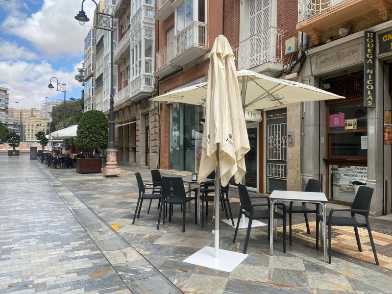 Nuevo varapalo para el sector de la hostelería: El Ayuntamiento de Cartagena obliga a retirar sus terrazas